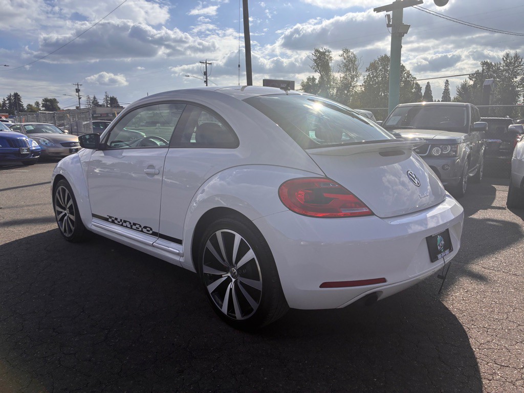 2012 Volkswagen Beetle Image 2