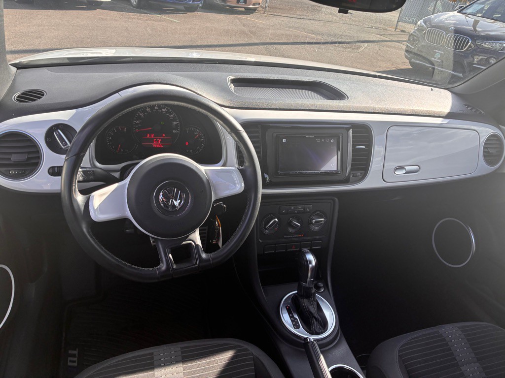 2012 Volkswagen Beetle Image 7