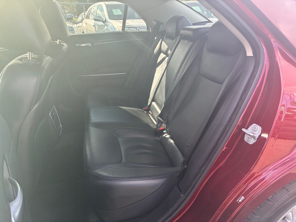 2016 Chrysler 300 Image 9