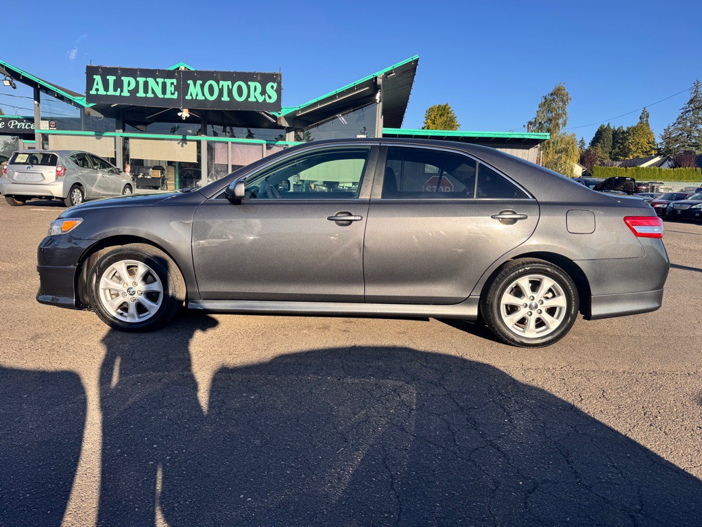 2011 Toyota Camry Image 2