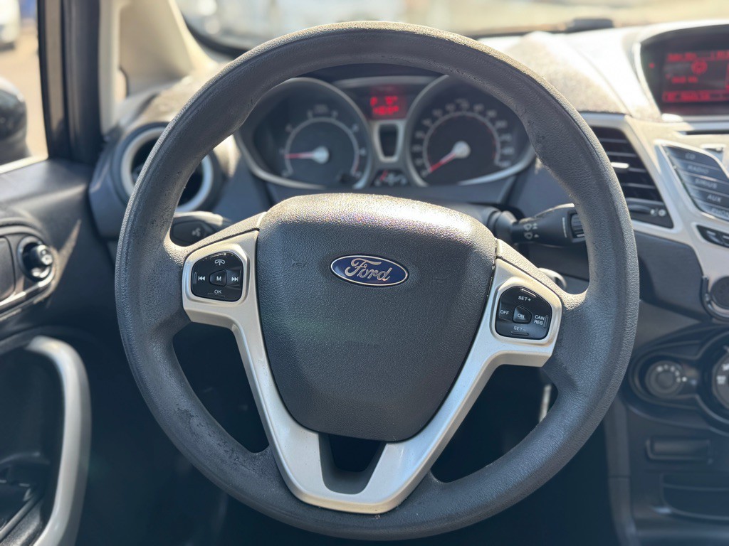 2011 Ford Fiesta Image 12