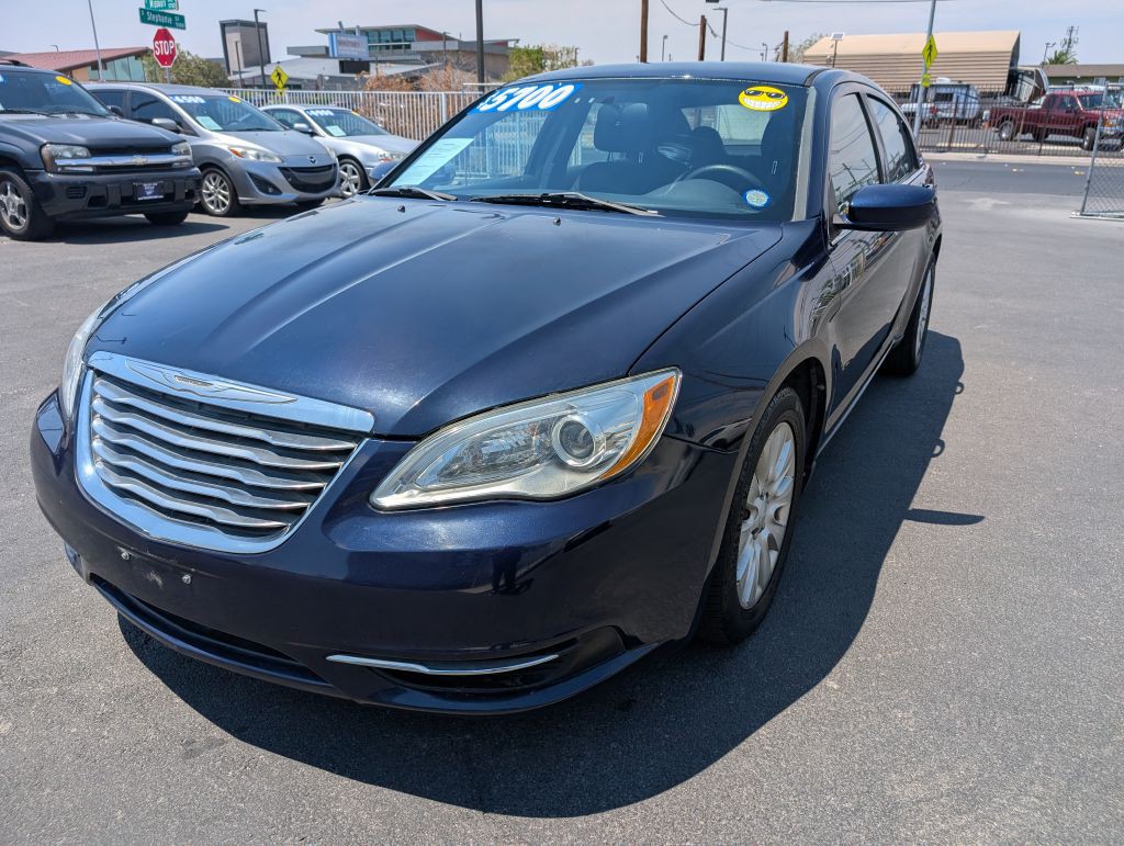2013 Chrysler 200 Image 2