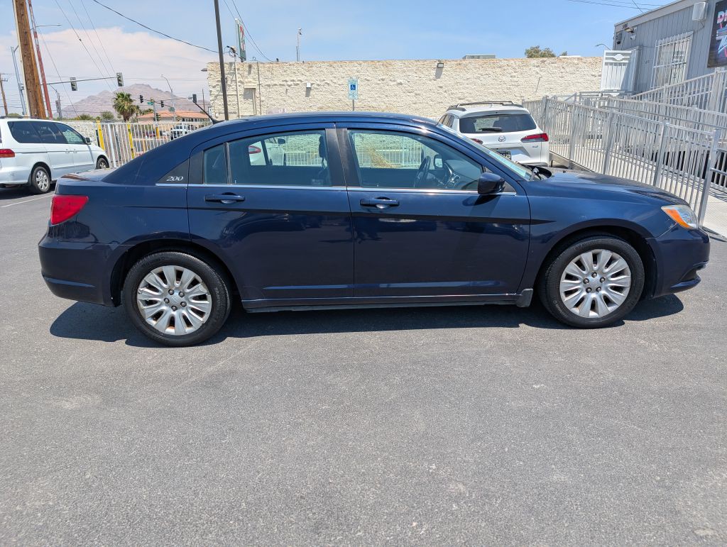 2013 Chrysler 200 Image 3
