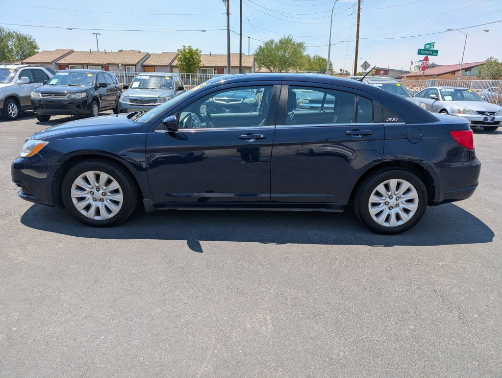 2013 Chrysler 200 Image 4