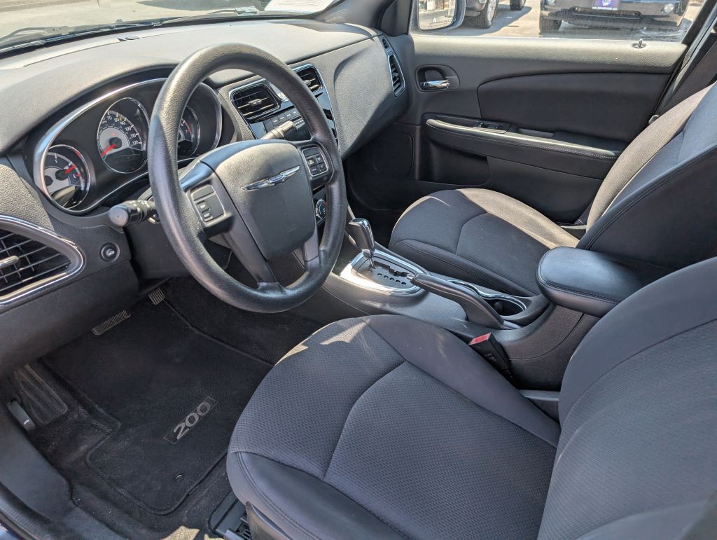 2013 Chrysler 200 Image 7