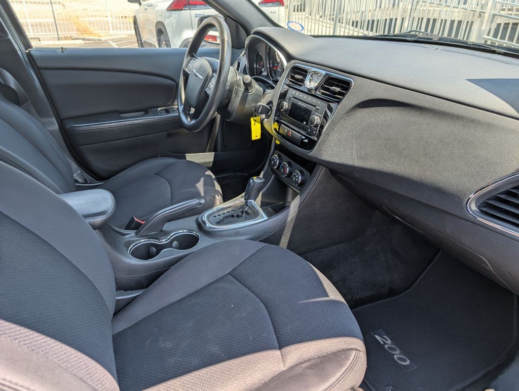 2013 Chrysler 200 Image 9