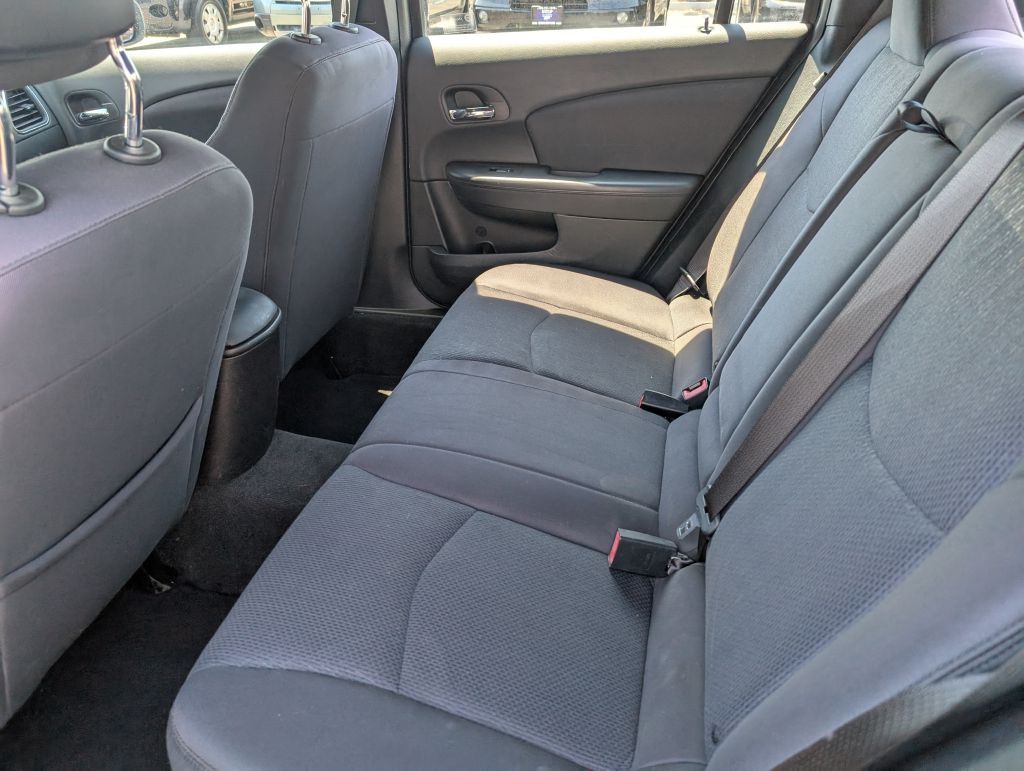 2013 Chrysler 200 Image 10