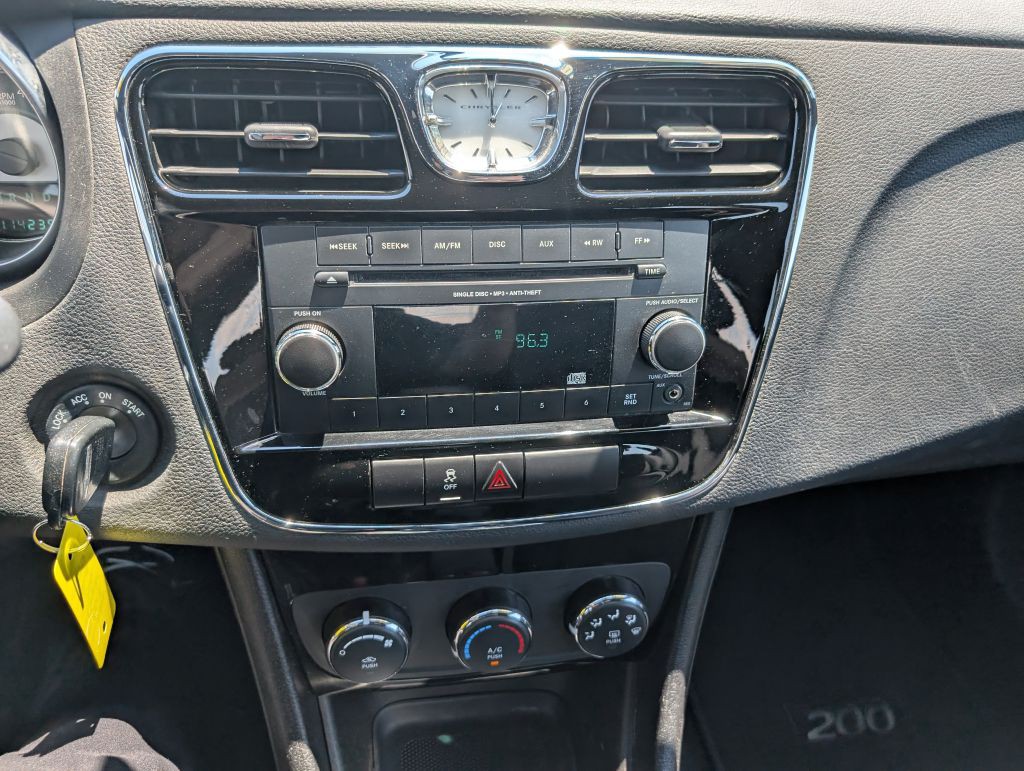 2013 Chrysler 200 Image 11
