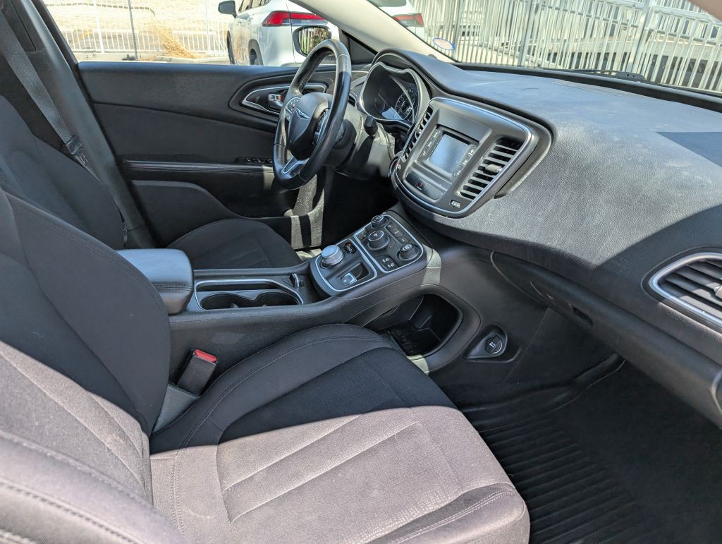 2015 Chrysler 200 Image 7
