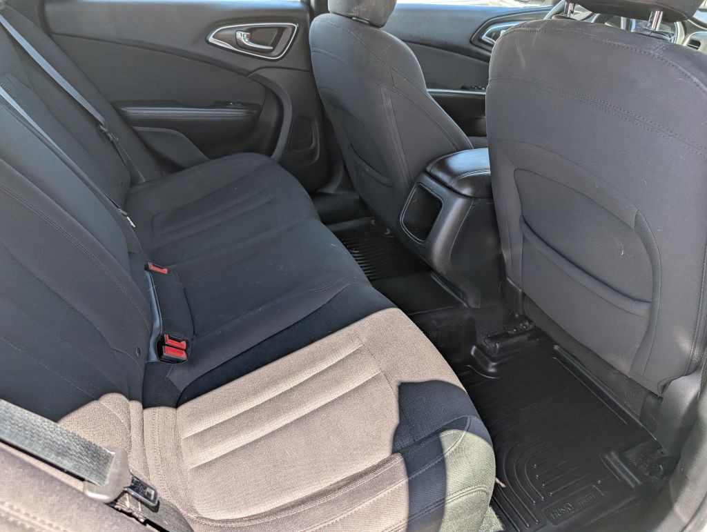 2015 Chrysler 200 Image 9