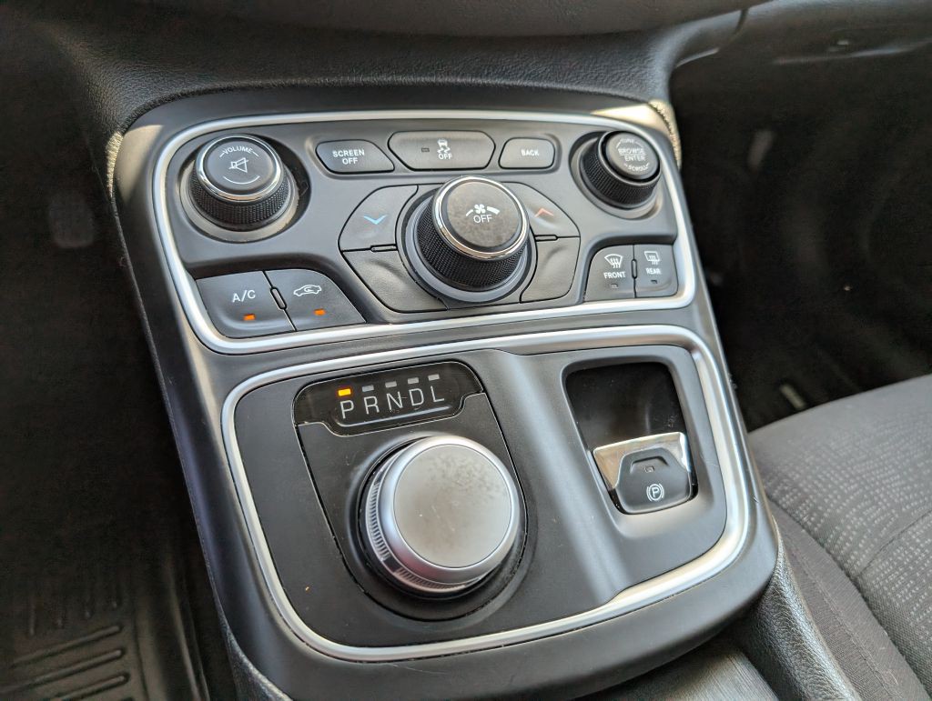 2015 Chrysler 200 Image 10