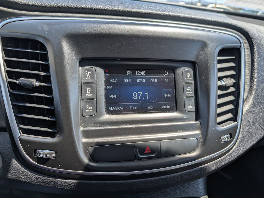 2015 Chrysler 200 Image 11