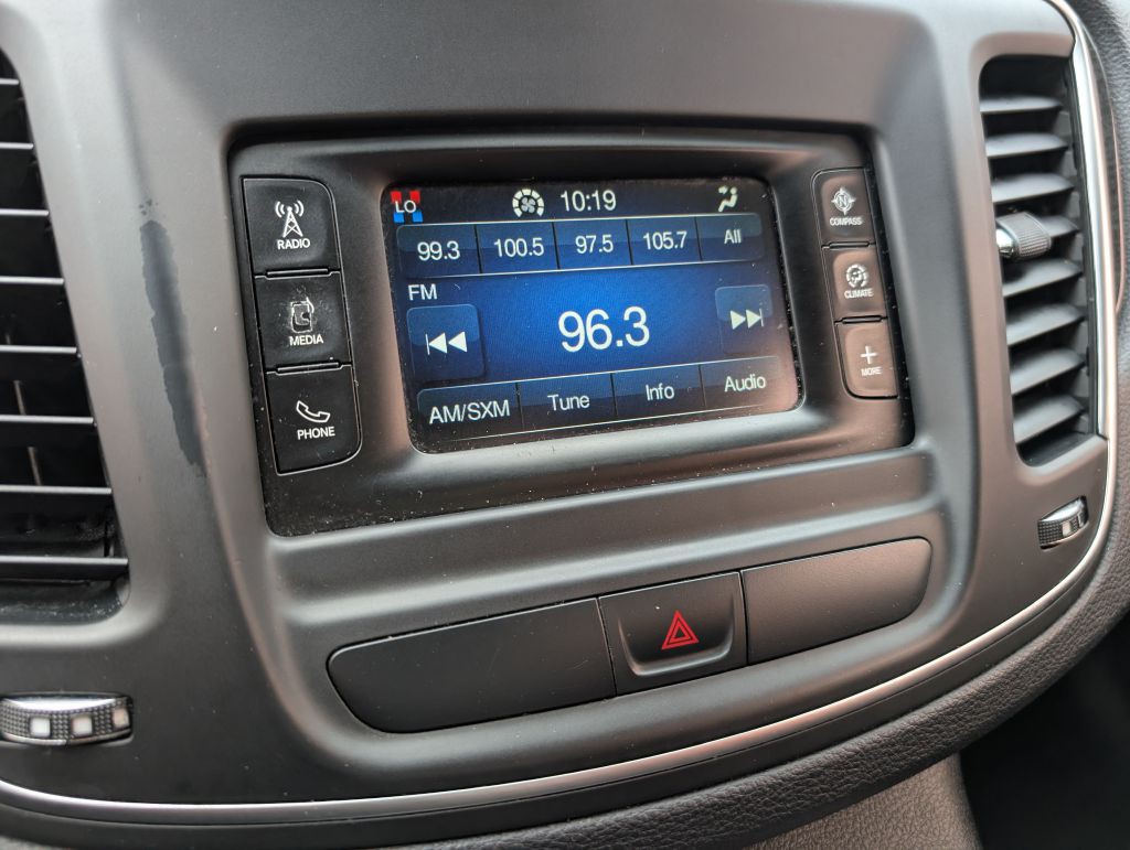 2015 Chrysler 200 Image 9