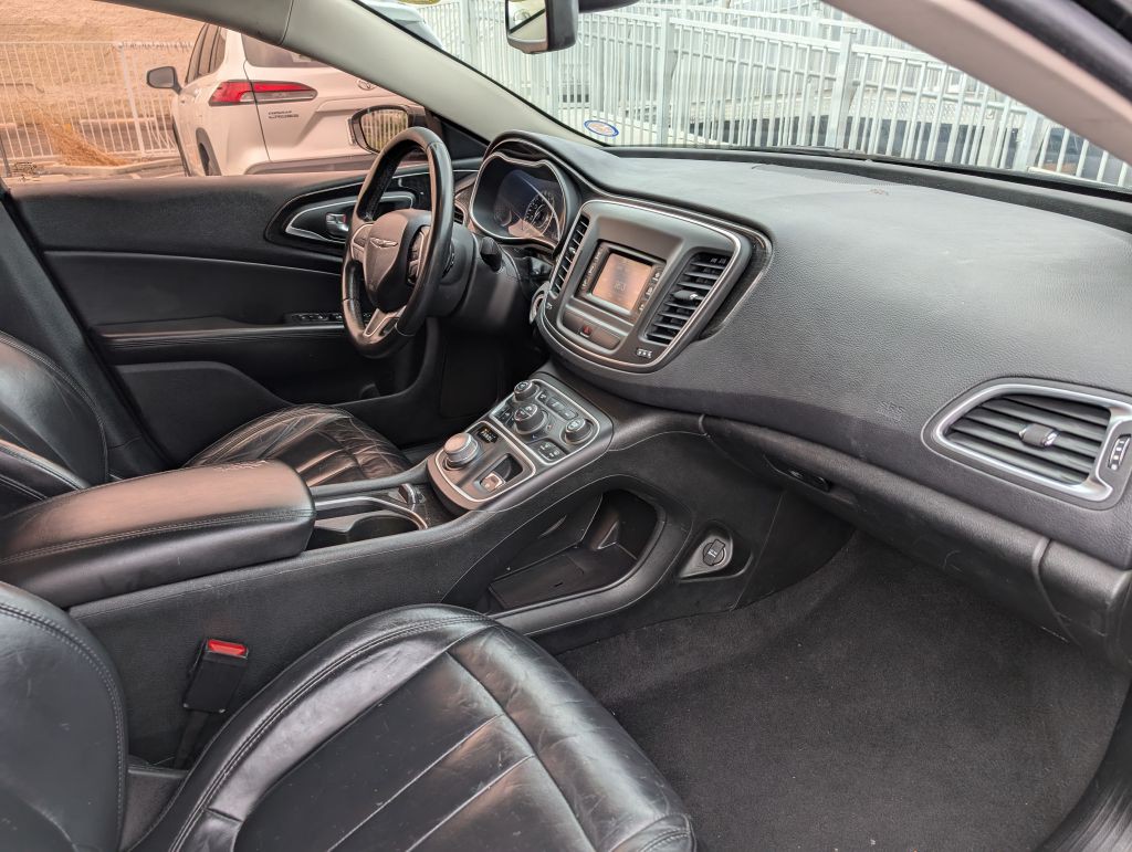 2015 Chrysler 200 Image 11