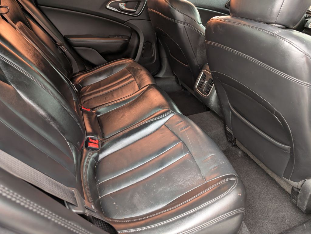 2015 Chrysler 200 Image 14
