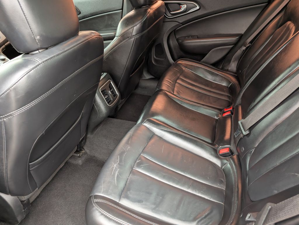 2015 Chrysler 200 Image 15