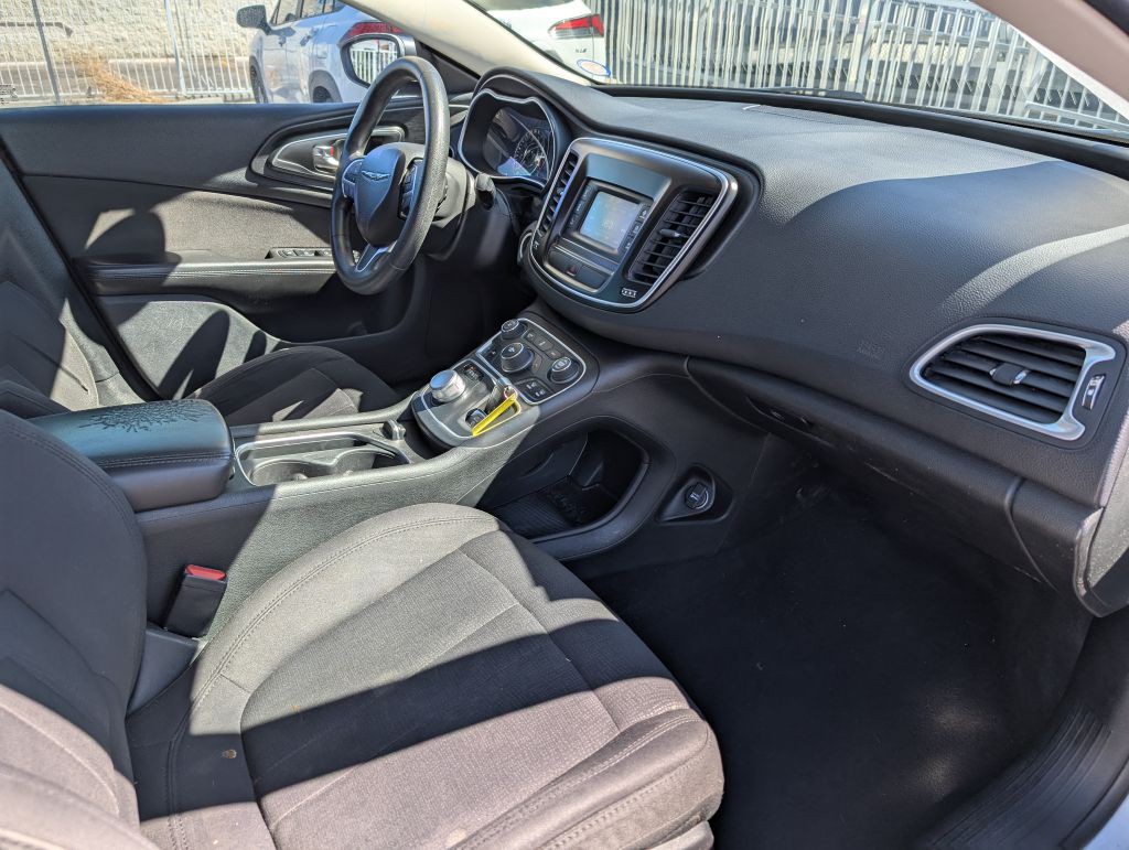 2015 Chrysler 200 Image 8