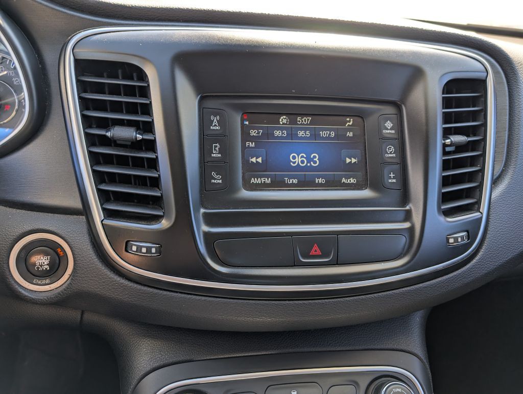 2015 Chrysler 200 Image 10