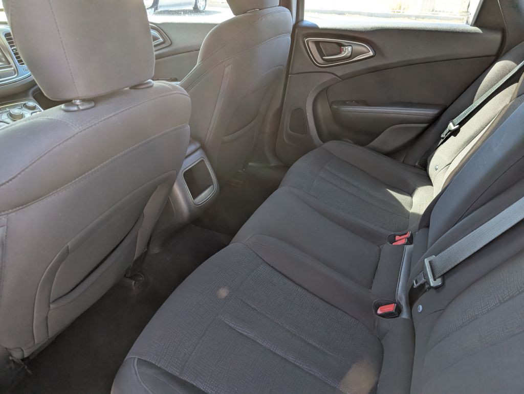 2015 Chrysler 200 Image 11