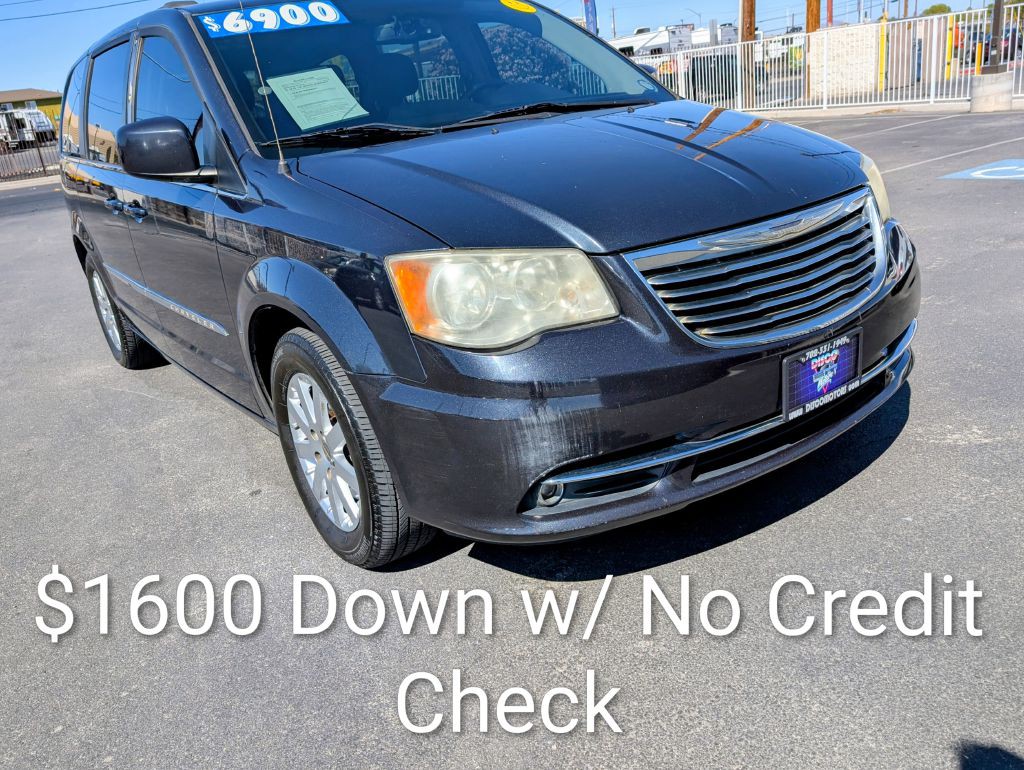 2014 Chrysler Town & Country Image 1