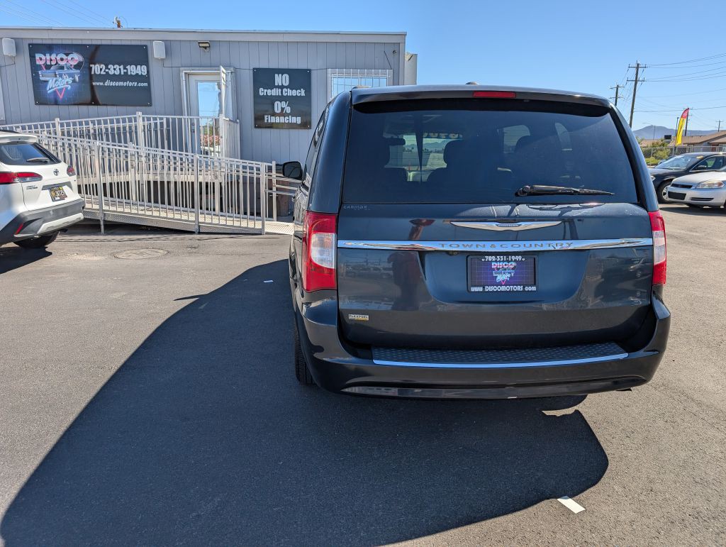 2014 Chrysler Town & Country Image 2