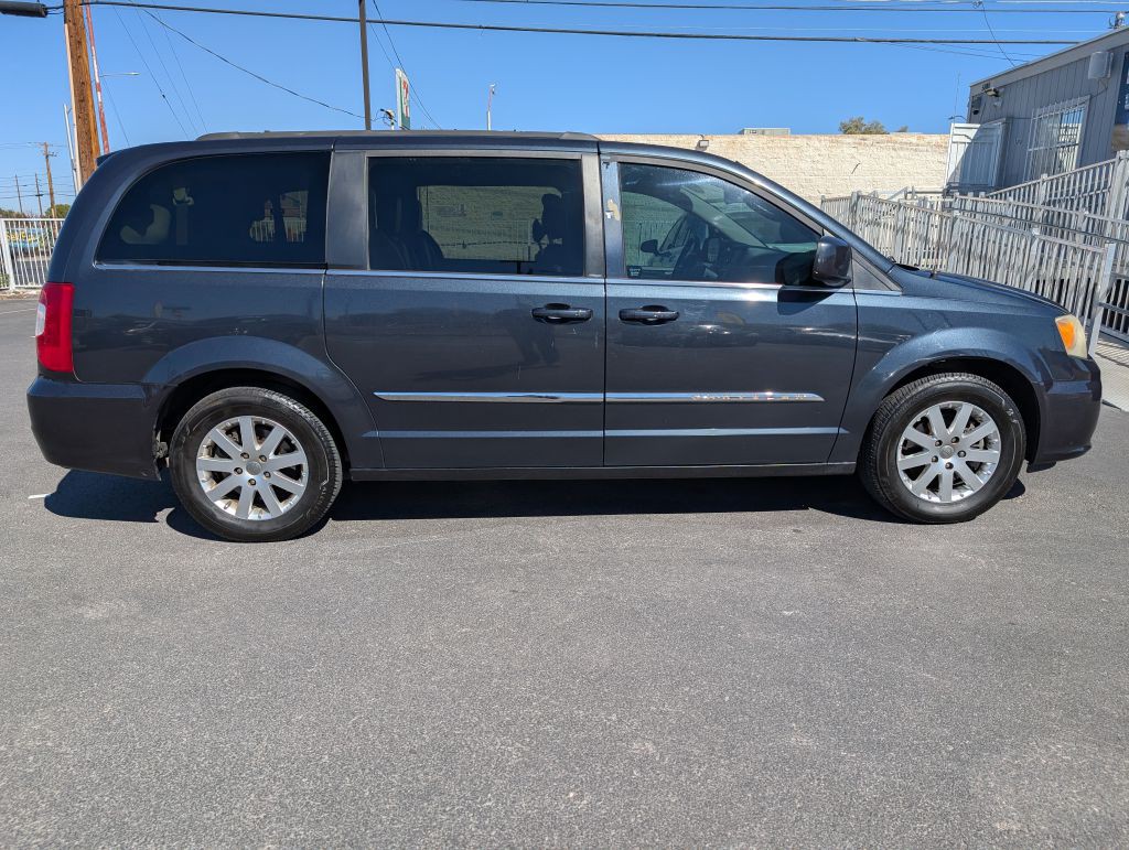 2014 Chrysler Town & Country Image 3