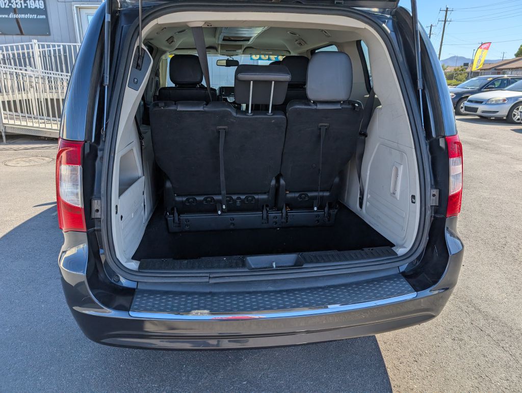 2014 Chrysler Town & Country Image 7