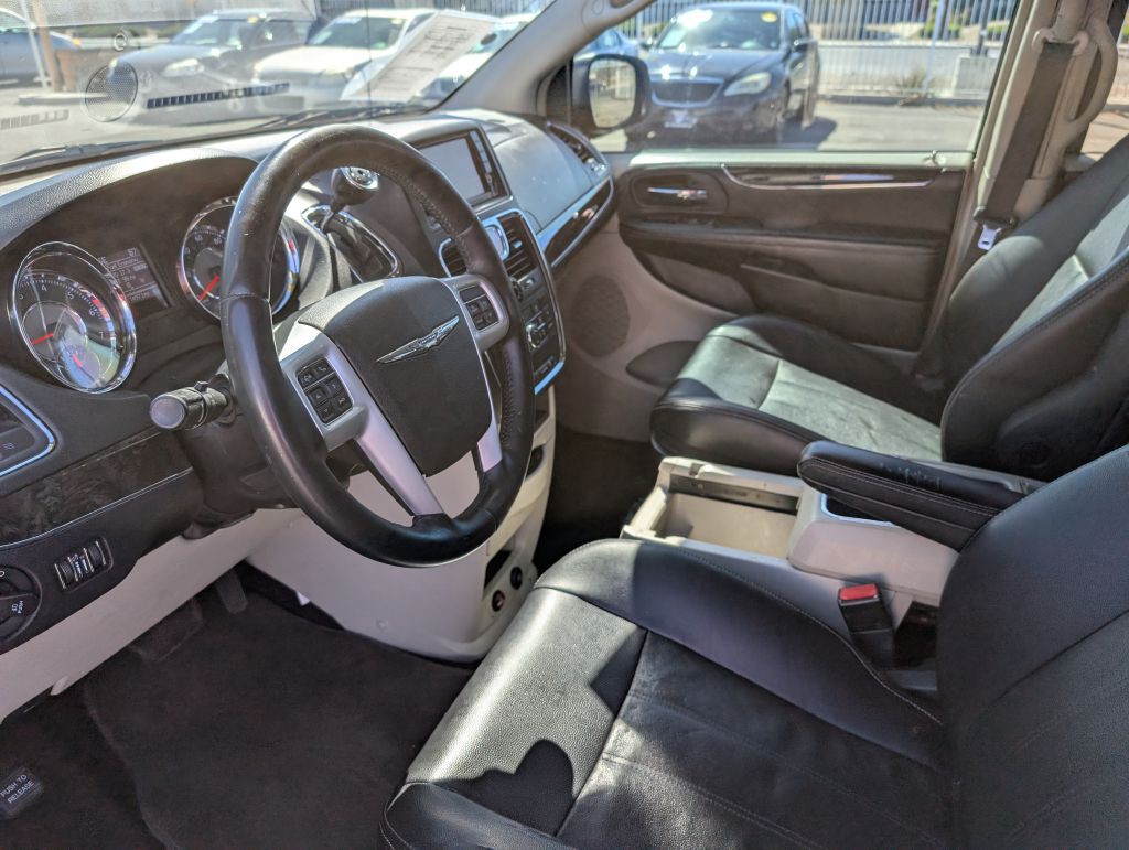 2014 Chrysler Town & Country Image 9