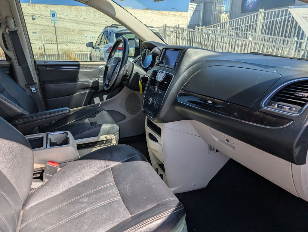 2014 Chrysler Town & Country Image 10
