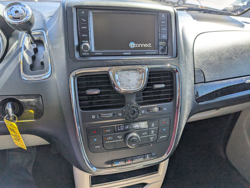 2014 Chrysler Town & Country Image 11
