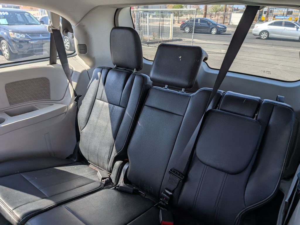 2014 Chrysler Town & Country Image 12