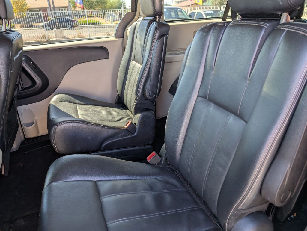 2014 Chrysler Town & Country Image 13