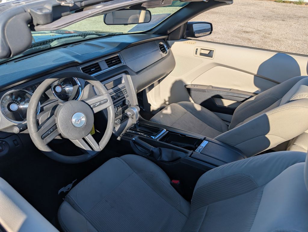 2010 Ford Mustang Image 8