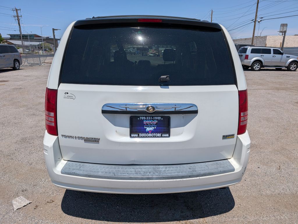 2008 Chrysler Town & Country Image 2