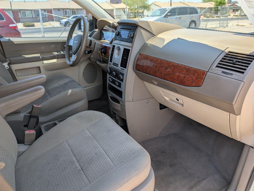 2008 Chrysler Town & Country Image 8