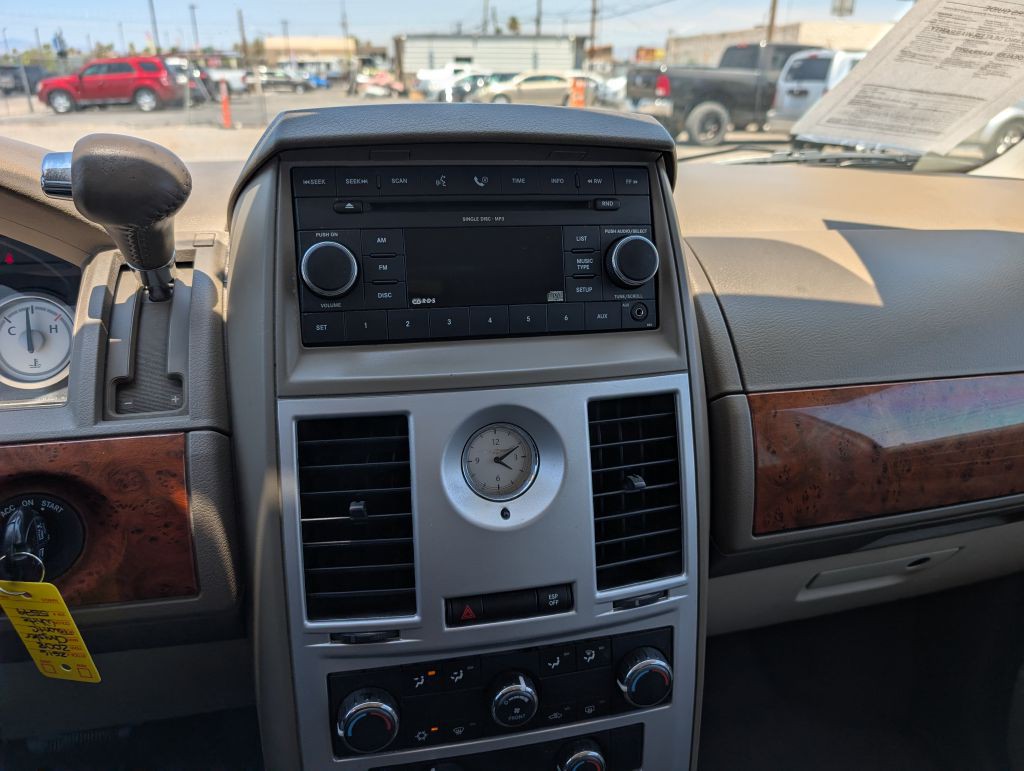 2008 Chrysler Town & Country Image 10
