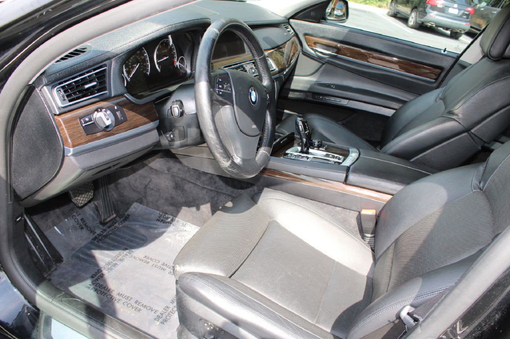 2011 BMW 7 Series Image 7