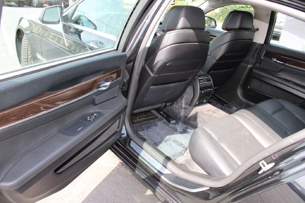 2011 BMW 7 Series Image 9