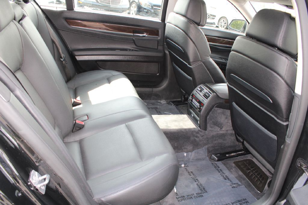 2011 BMW 7 Series Image 10