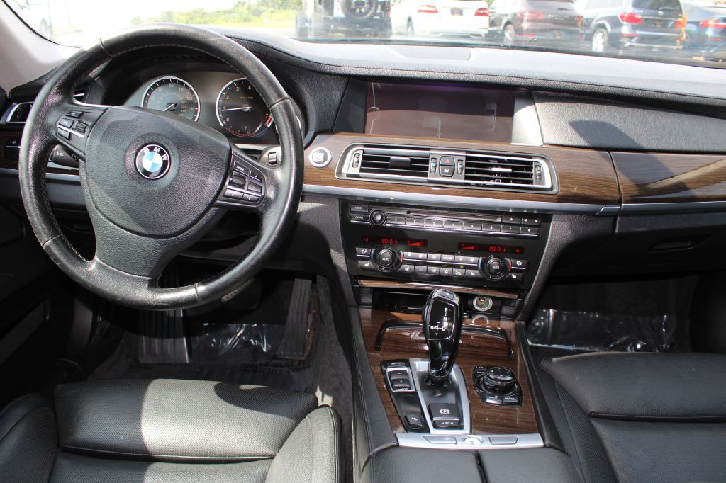 2011 BMW 7 Series Image 13