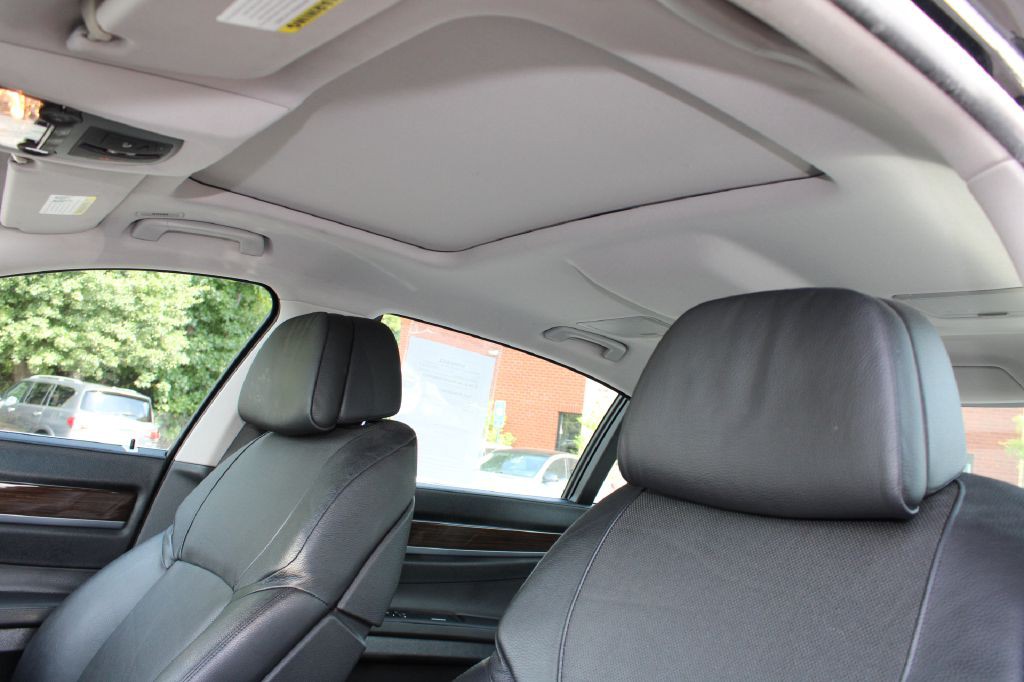 2011 BMW 7 Series Image 14