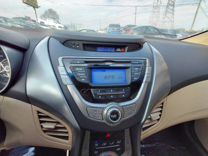 2013 Hyundai Elantra Image 16