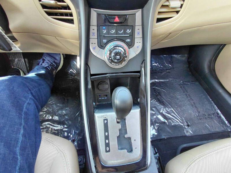 2013 Hyundai Elantra Image 17