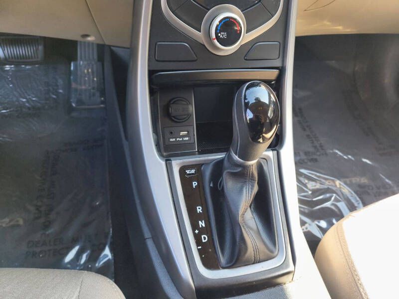 2016 Hyundai Elantra Image 17