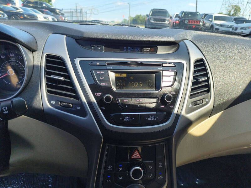 2016 Hyundai Elantra Image 18