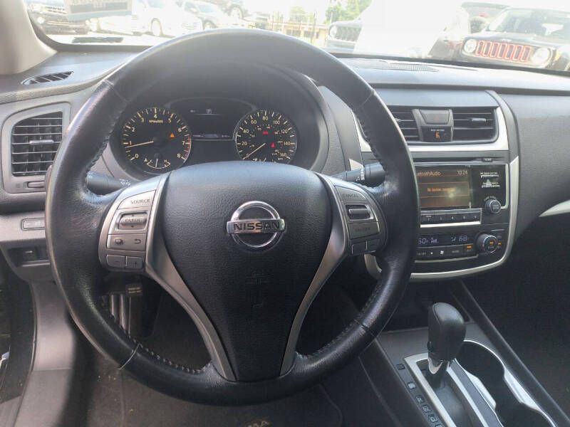 2016 Nissan Altima Image 16