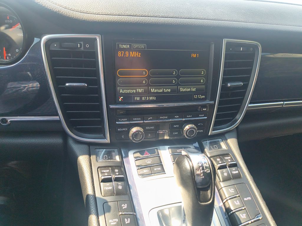 2016 Porsche Panamera Image 10
