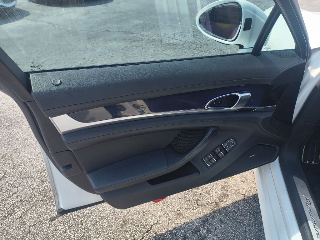 2016 Porsche Panamera Image 11