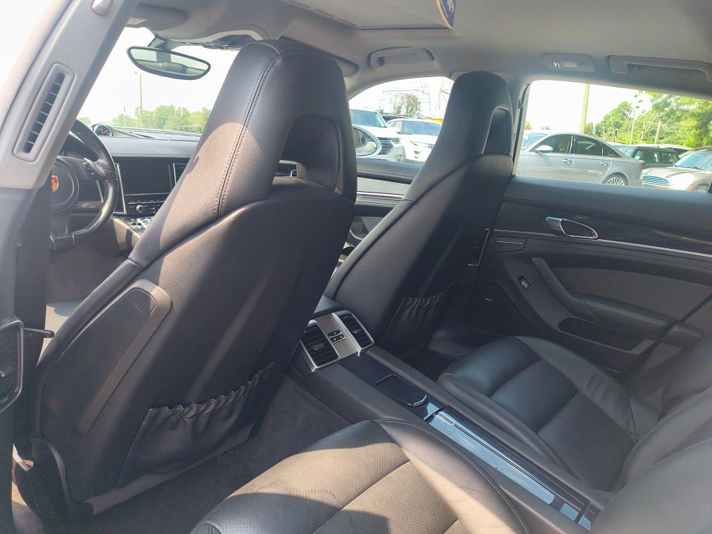 2016 Porsche Panamera Image 16