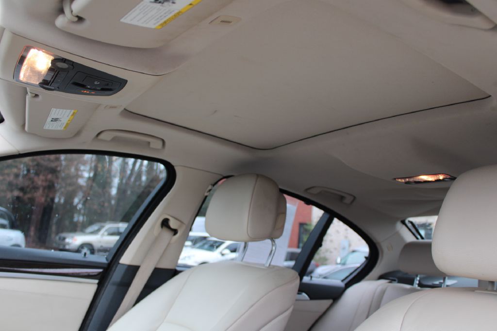 2011 BMW 5 Series Image 12
